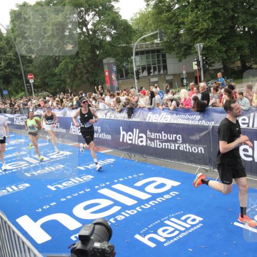29.06.2025 - hella hamburg halbmarathon Michael Strokosch http://msf.ph/oto/8537523 29.06.2025 10:32:32 Ziel  meine-sportfotos.de