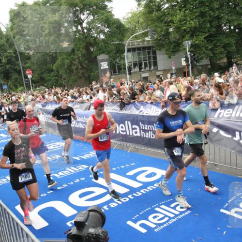 29.06.2025 - hella hamburg halbmarathon Michael Strokosch http://msf.ph/oto/8537524 29.06.2025 10:50:07 Ziel  meine-sportfotos.de