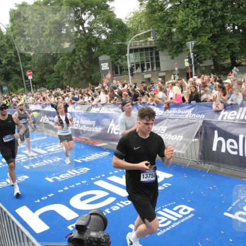 29.06.2025 - hella hamburg halbmarathon Michael Strokosch http://msf.ph/oto/8537535 29.06.2025 10:50:09 Ziel  meine-sportfotos.de