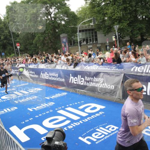 29.06.2025 - hella hamburg halbmarathon Michael Strokosch http://msf.ph/oto/8537558 29.06.2025 10:32:40 Ziel  meine-sportfotos.de