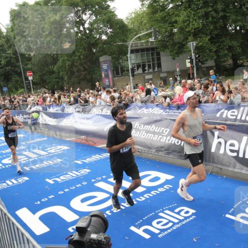 29.06.2025 - hella hamburg halbmarathon Michael Strokosch http://msf.ph/oto/8537566 29.06.2025 10:32:41 Ziel  meine-sportfotos.de