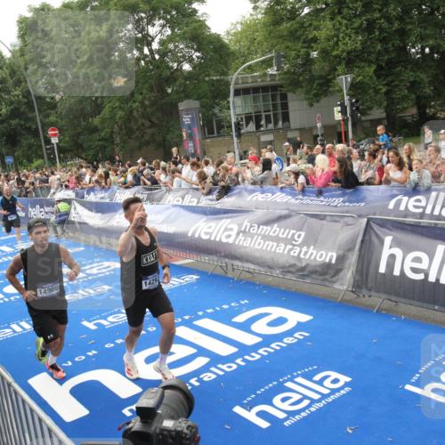 29.06.2025 - hella hamburg halbmarathon Michael Strokosch http://msf.ph/oto/8537572 29.06.2025 10:32:42 Ziel  meine-sportfotos.de