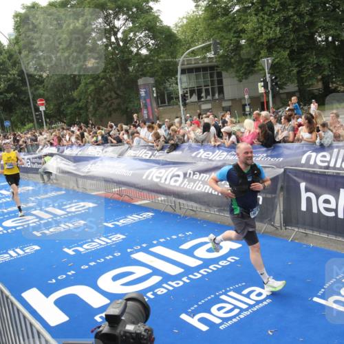 29.06.2025 - hella hamburg halbmarathon Michael Strokosch http://msf.ph/oto/8537584 29.06.2025 10:32:45 Ziel  meine-sportfotos.de