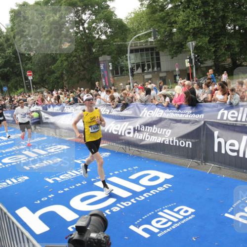 29.06.2025 - hella hamburg halbmarathon Michael Strokosch http://msf.ph/oto/8537591 29.06.2025 10:32:46 Ziel  meine-sportfotos.de