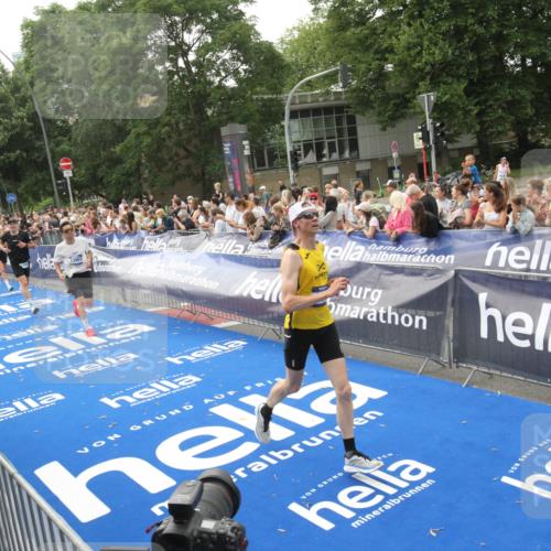 29.06.2025 - hella hamburg halbmarathon Michael Strokosch http://msf.ph/oto/8537594 29.06.2025 10:32:46 Ziel  meine-sportfotos.de