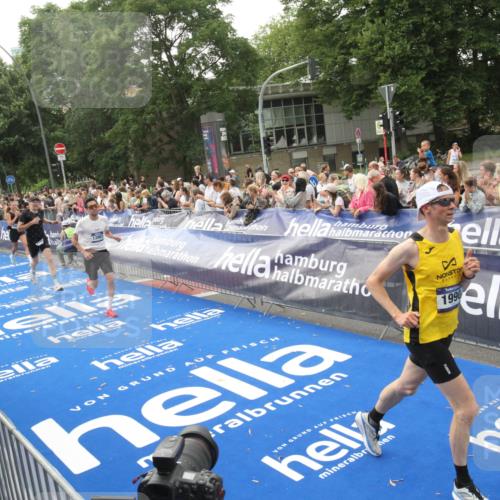 29.06.2025 - hella hamburg halbmarathon Michael Strokosch http://msf.ph/oto/8537596 29.06.2025 10:32:47 Ziel  meine-sportfotos.de