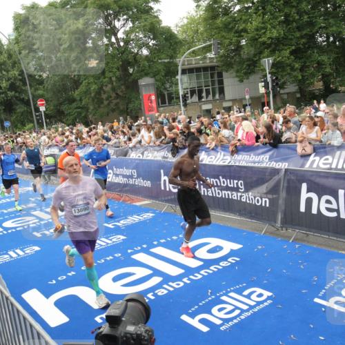 29.06.2025 - hella hamburg halbmarathon Michael Strokosch http://msf.ph/oto/8537600 29.06.2025 10:50:23 Ziel  meine-sportfotos.de