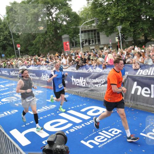 29.06.2025 - hella hamburg halbmarathon Michael Strokosch http://msf.ph/oto/8537605 29.06.2025 10:50:25 Ziel  meine-sportfotos.de