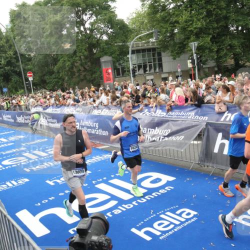 29.06.2025 - hella hamburg halbmarathon Michael Strokosch http://msf.ph/oto/8537607 29.06.2025 10:50:25 Ziel  meine-sportfotos.de