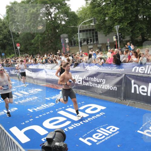 29.06.2025 - hella hamburg halbmarathon Michael Strokosch http://msf.ph/oto/8537608 29.06.2025 10:32:49 Ziel  meine-sportfotos.de