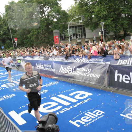 29.06.2025 - hella hamburg halbmarathon Michael Strokosch http://msf.ph/oto/8537609 29.06.2025 10:50:28 Ziel  meine-sportfotos.de