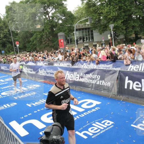 29.06.2025 - hella hamburg halbmarathon Michael Strokosch http://msf.ph/oto/8537611 29.06.2025 10:50:28 Ziel  meine-sportfotos.de