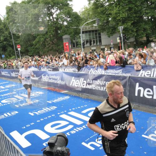 29.06.2025 - hella hamburg halbmarathon Michael Strokosch http://msf.ph/oto/8537613 29.06.2025 10:50:28 Ziel  meine-sportfotos.de