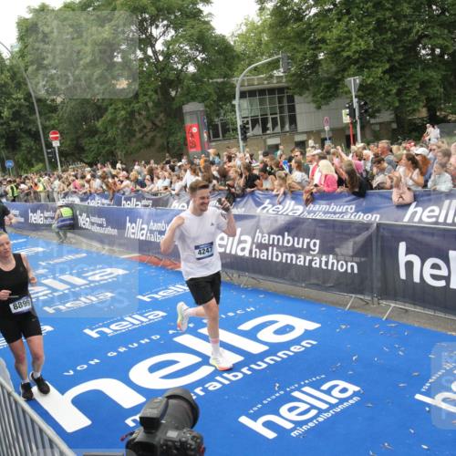 29.06.2025 - hella hamburg halbmarathon Michael Strokosch http://msf.ph/oto/8537617 29.06.2025 10:50:29 Ziel  meine-sportfotos.de