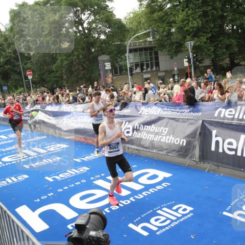 29.06.2025 - hella hamburg halbmarathon Michael Strokosch http://msf.ph/oto/8537619 29.06.2025 10:32:51 Ziel  meine-sportfotos.de