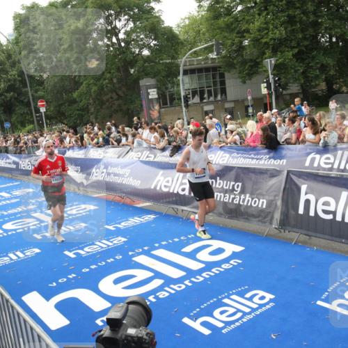 29.06.2025 - hella hamburg halbmarathon Michael Strokosch http://msf.ph/oto/8537623 29.06.2025 10:32:52 Ziel  meine-sportfotos.de