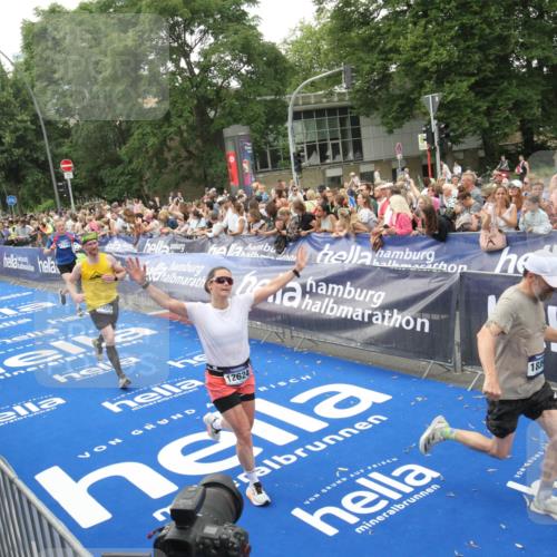 29.06.2025 - hella hamburg halbmarathon Michael Strokosch http://msf.ph/oto/8537628 29.06.2025 10:50:33 Ziel  meine-sportfotos.de
