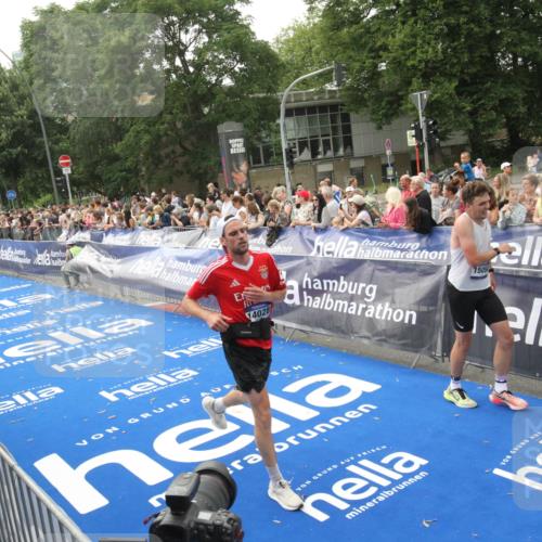 29.06.2025 - hella hamburg halbmarathon Michael Strokosch http://msf.ph/oto/8537629 29.06.2025 10:32:53 Ziel  meine-sportfotos.de