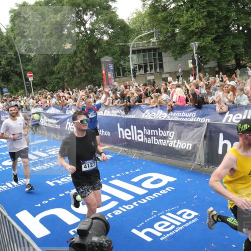 29.06.2025 - hella hamburg halbmarathon Michael Strokosch http://msf.ph/oto/8537636 29.06.2025 10:50:35 Ziel  meine-sportfotos.de