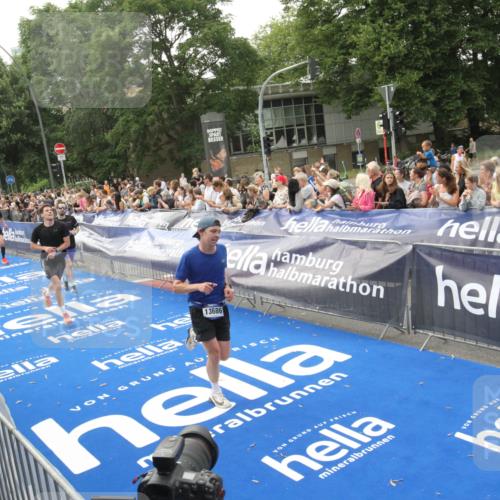 29.06.2025 - hella hamburg halbmarathon Michael Strokosch http://msf.ph/oto/8537637 29.06.2025 10:32:56 Ziel  meine-sportfotos.de