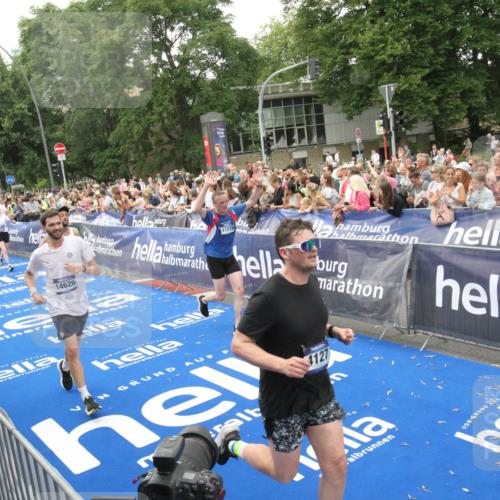 29.06.2025 - hella hamburg halbmarathon Michael Strokosch http://msf.ph/oto/8537638 29.06.2025 10:50:35 Ziel  meine-sportfotos.de
