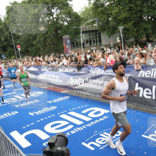 29.06.2025 - hella hamburg halbmarathon Michael Strokosch http://msf.ph/oto/8537643 29.06.2025 10:50:37 Ziel  meine-sportfotos.de