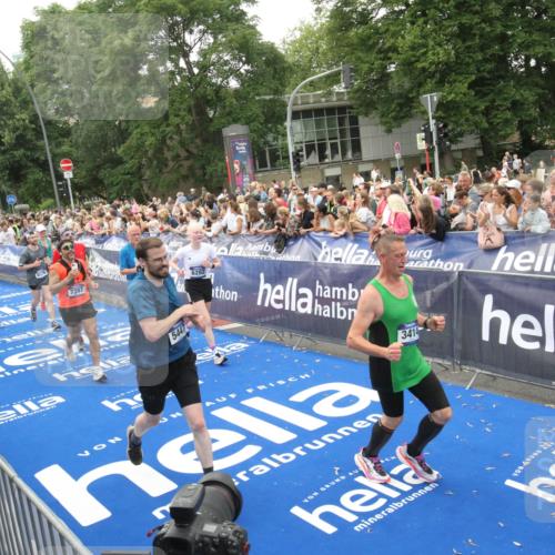 29.06.2025 - hella hamburg halbmarathon Michael Strokosch http://msf.ph/oto/8537647 29.06.2025 10:50:38 Ziel  meine-sportfotos.de