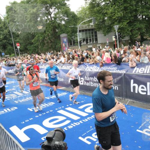 29.06.2025 - hella hamburg halbmarathon Michael Strokosch http://msf.ph/oto/8537649 29.06.2025 10:50:39 Ziel  meine-sportfotos.de