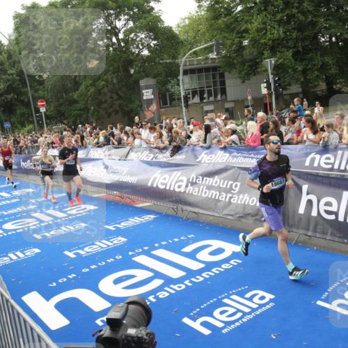 29.06.2025 - hella hamburg halbmarathon Michael Strokosch http://msf.ph/oto/8537650 29.06.2025 10:32:58 Ziel  meine-sportfotos.de
