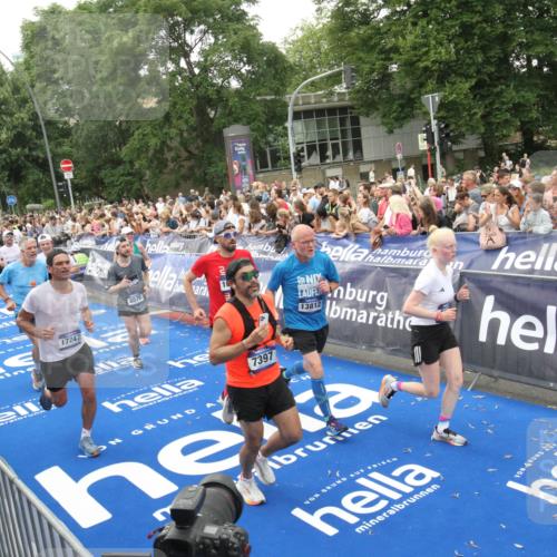 29.06.2025 - hella hamburg halbmarathon Michael Strokosch http://msf.ph/oto/8537651 29.06.2025 10:50:39 Ziel  meine-sportfotos.de