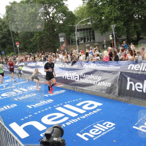 29.06.2025 - hella hamburg halbmarathon Michael Strokosch http://msf.ph/oto/8537654 29.06.2025 10:32:58 Ziel  meine-sportfotos.de