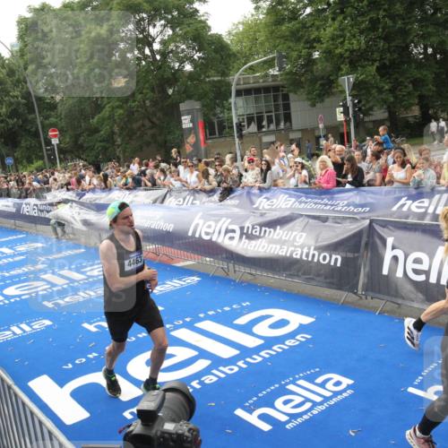 29.06.2025 - hella hamburg halbmarathon Michael Strokosch http://msf.ph/oto/8537673 29.06.2025 10:33:02 Ziel  meine-sportfotos.de
