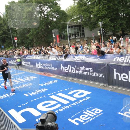 29.06.2025 - hella hamburg halbmarathon Michael Strokosch http://msf.ph/oto/8537679 29.06.2025 10:33:05 Ziel  meine-sportfotos.de
