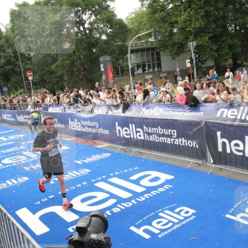 29.06.2025 - hella hamburg halbmarathon Michael Strokosch http://msf.ph/oto/8537683 29.06.2025 10:33:05 Ziel  meine-sportfotos.de
