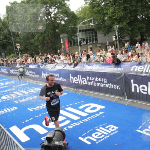 29.06.2025 - hella hamburg halbmarathon Michael Strokosch http://msf.ph/oto/8537685 29.06.2025 10:33:06 Ziel  meine-sportfotos.de