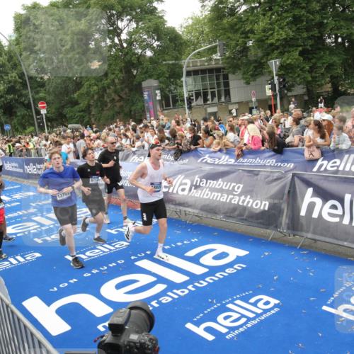 29.06.2025 - hella hamburg halbmarathon Michael Strokosch http://msf.ph/oto/8537688 29.06.2025 10:50:48 Ziel  meine-sportfotos.de