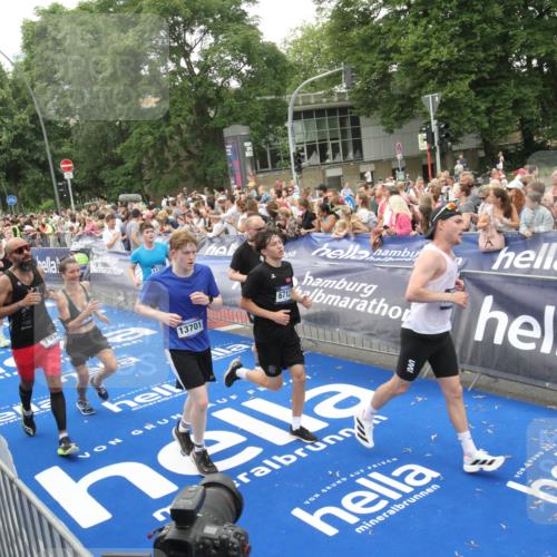 29.06.2025 - hella hamburg halbmarathon Michael Strokosch http://msf.ph/oto/8537690 29.06.2025 10:50:48 Ziel  meine-sportfotos.de
