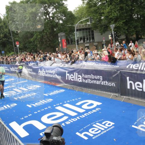 29.06.2025 - hella hamburg halbmarathon Michael Strokosch http://msf.ph/oto/8537691 29.06.2025 10:33:07 Ziel  meine-sportfotos.de