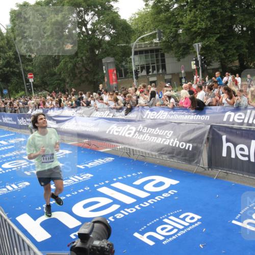 29.06.2025 - hella hamburg halbmarathon Michael Strokosch http://msf.ph/oto/8537696 29.06.2025 10:33:08 Ziel  meine-sportfotos.de
