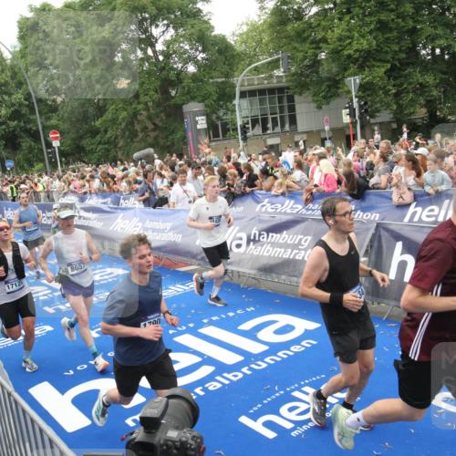 29.06.2025 - hella hamburg halbmarathon Michael Strokosch http://msf.ph/oto/8537701 29.06.2025 10:50:51 Ziel  meine-sportfotos.de