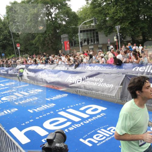 29.06.2025 - hella hamburg halbmarathon Michael Strokosch http://msf.ph/oto/8537702 29.06.2025 10:33:09 Ziel  meine-sportfotos.de