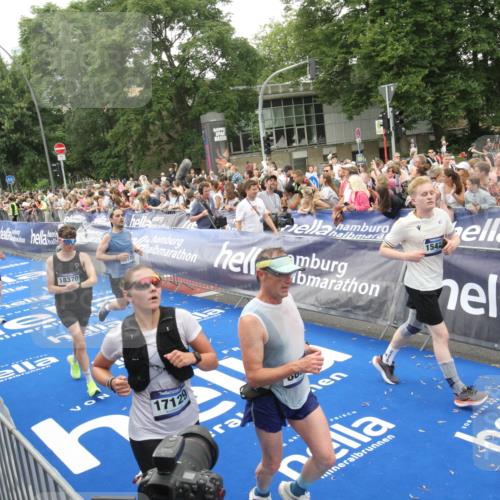 29.06.2025 - hella hamburg halbmarathon Michael Strokosch http://msf.ph/oto/8537703 29.06.2025 10:50:52 Ziel  meine-sportfotos.de