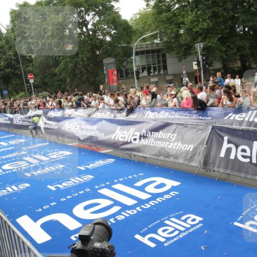 29.06.2025 - hella hamburg halbmarathon Michael Strokosch http://msf.ph/oto/8537704 29.06.2025 10:33:09 Ziel  meine-sportfotos.de