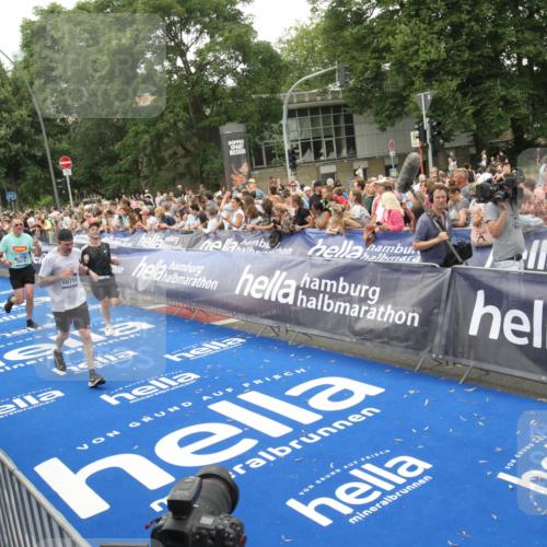 29.06.2025 - hella hamburg halbmarathon Michael Strokosch http://msf.ph/oto/8537710 29.06.2025 10:50:55 Ziel  meine-sportfotos.de