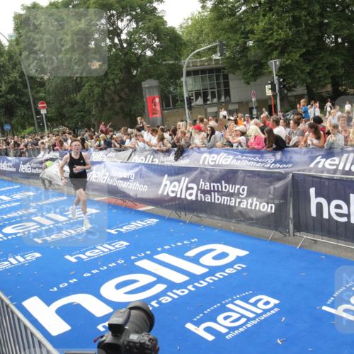 29.06.2025 - hella hamburg halbmarathon Michael Strokosch http://msf.ph/oto/8537717 29.06.2025 10:33:11 Ziel  meine-sportfotos.de