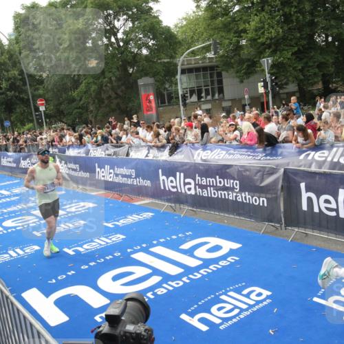 29.06.2025 - hella hamburg halbmarathon Michael Strokosch http://msf.ph/oto/8537725 29.06.2025 10:33:13 Ziel  meine-sportfotos.de