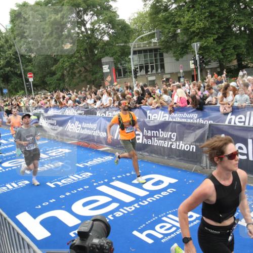 29.06.2025 - hella hamburg halbmarathon Michael Strokosch http://msf.ph/oto/8537734 29.06.2025 10:51:02 Ziel  meine-sportfotos.de