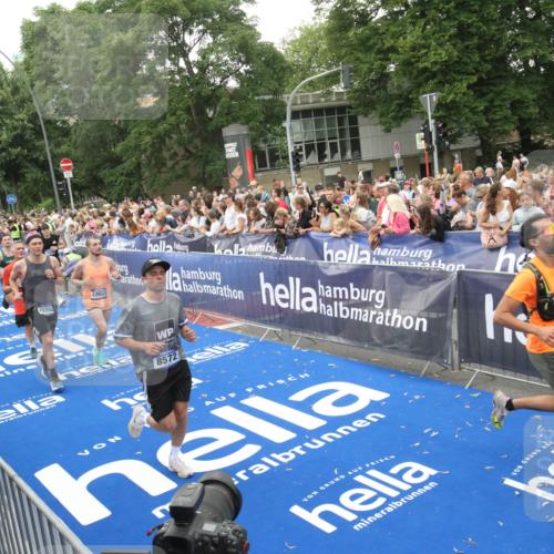 29.06.2025 - hella hamburg halbmarathon Michael Strokosch http://msf.ph/oto/8537738 29.06.2025 10:51:02 Ziel  meine-sportfotos.de