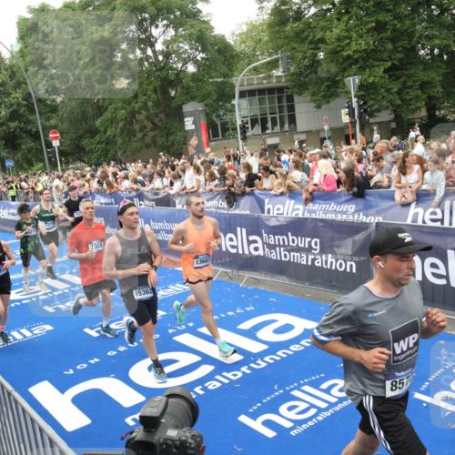 29.06.2025 - hella hamburg halbmarathon Michael Strokosch http://msf.ph/oto/8537739 29.06.2025 10:51:03 Ziel  meine-sportfotos.de