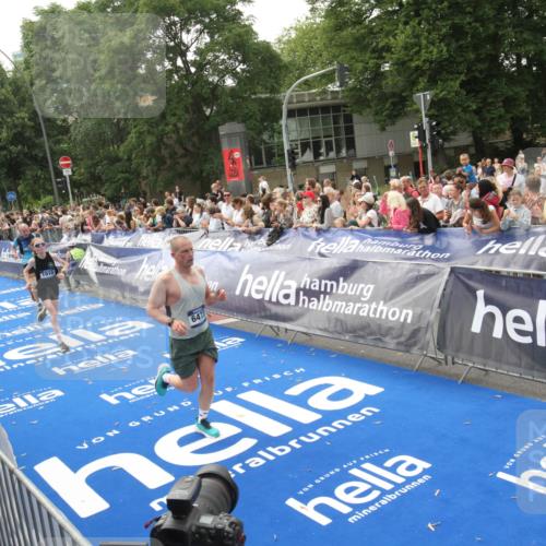 29.06.2025 - hella hamburg halbmarathon Michael Strokosch http://msf.ph/oto/8537740 29.06.2025 10:33:15 Ziel  meine-sportfotos.de